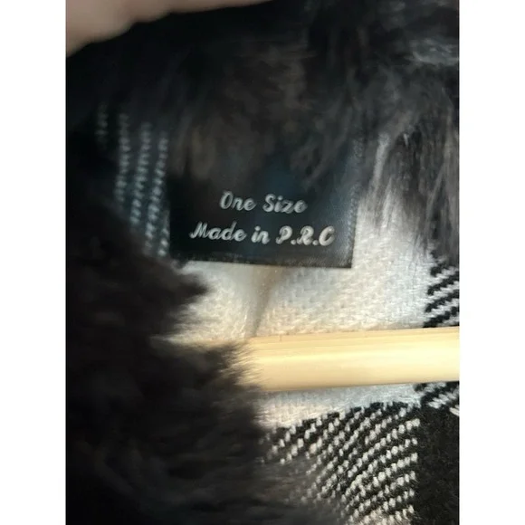 Black White Plaid Faux Fur Collar Single Button Closure Shawl Womens One Size - Picture 3 of 11